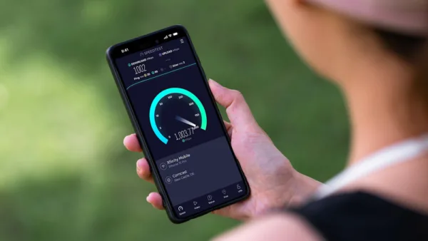 Connection speed displayed on smartphone screen