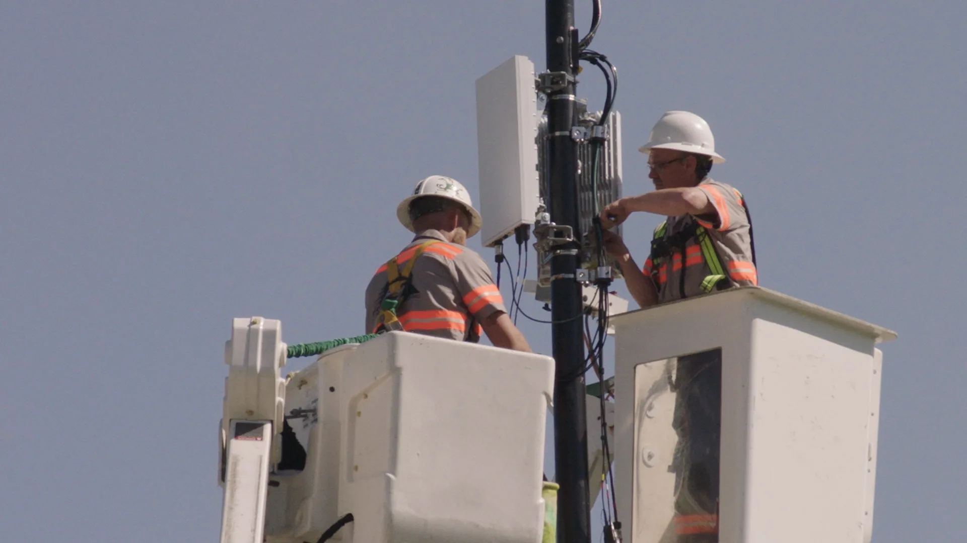 Verizon technicians installing a 5G node in Indianapolis. Image sourced from Verizon and is property of Verizon.