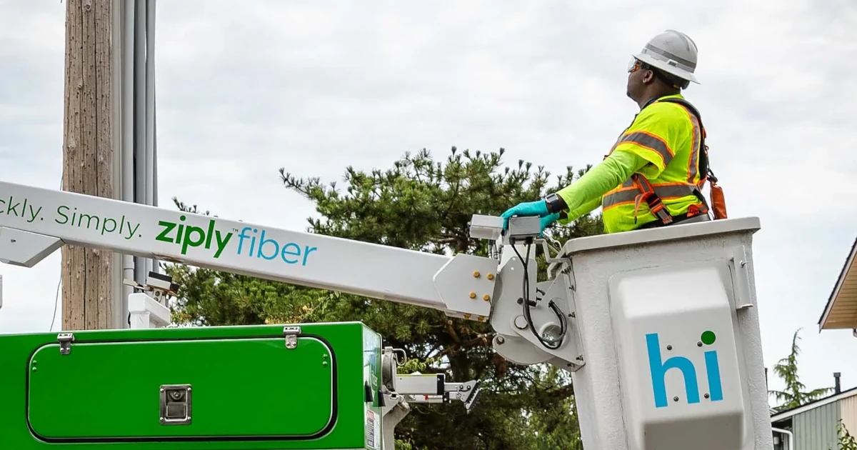 Ziply Fiber technician in a bucket. Image provided by Ziply Fiber